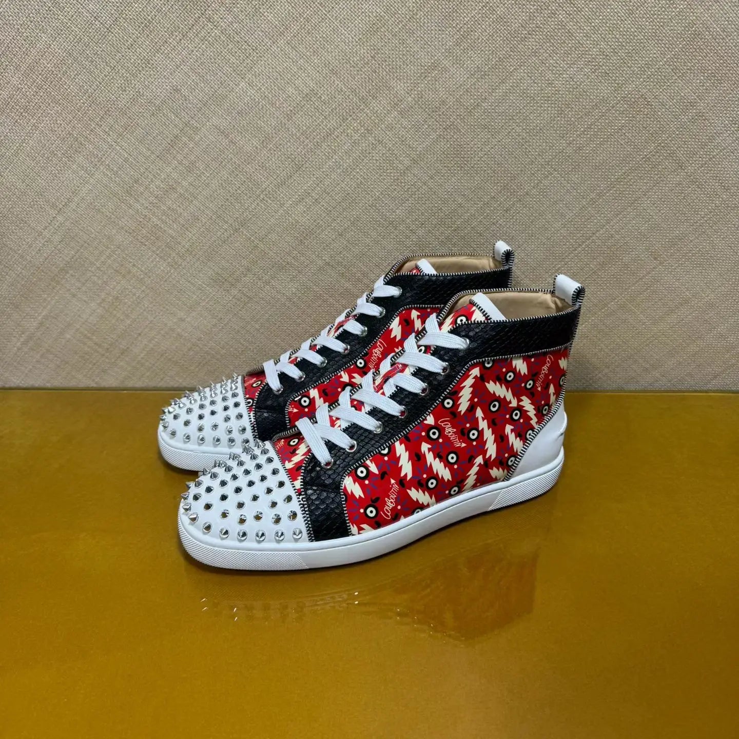 Sneakers Montantes Cuir Serpent Rouge & Blanc Homme – Rivets, Semelle Rouge, Lacets, Tailles 35-47 – CLEVI Paris