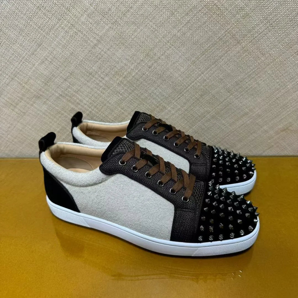 Sneakers Basses Cuir Suède Marron Semelle Rouge Homme – Rivets, Tailles 35-48 – CLEVI Paris