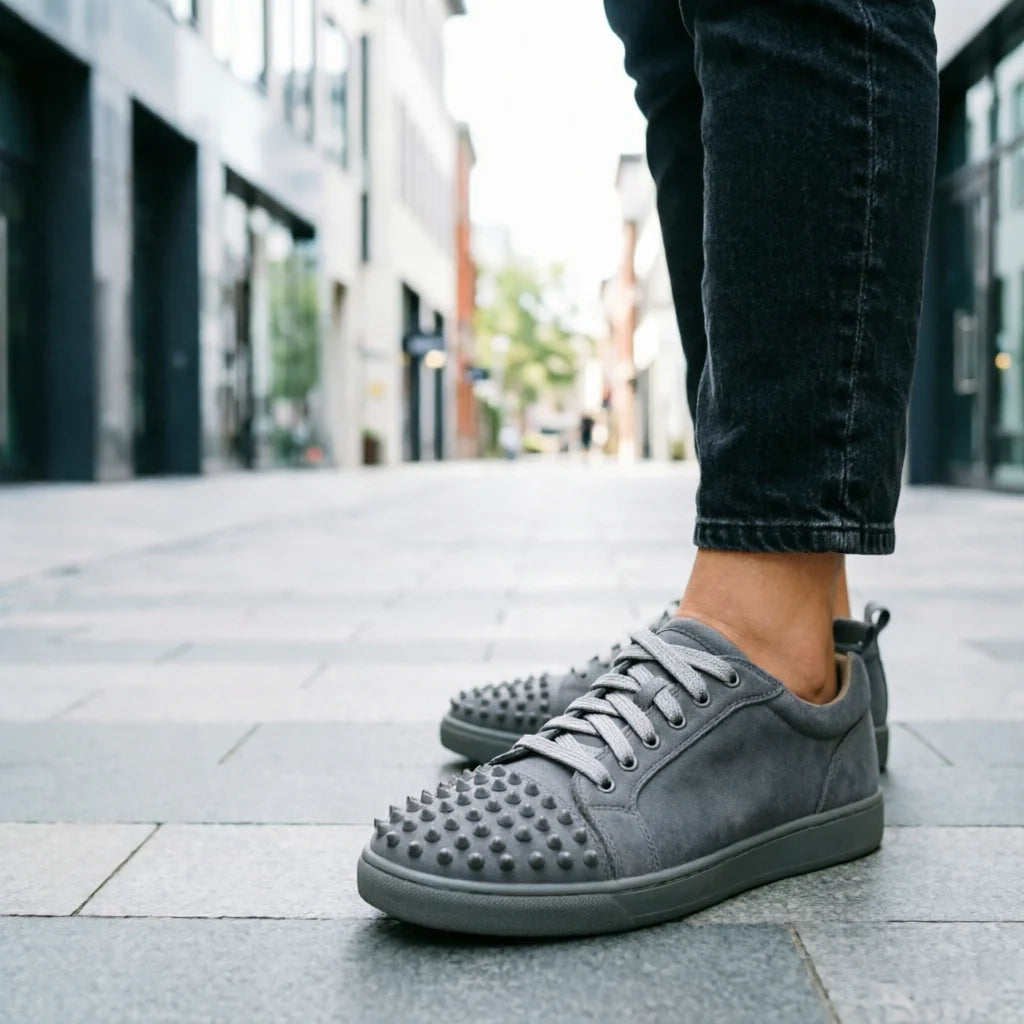 Sneakers Basses Cuir Suède Gris Rivets Homme – Confort, Lacets, Tailles 39-46 – CLEVI Paris