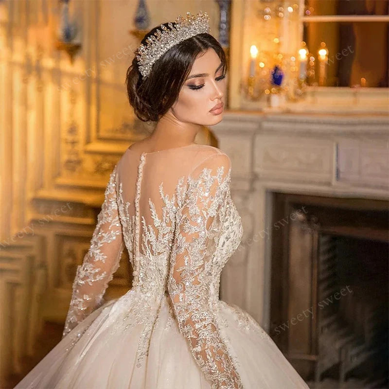 Robe de mariée brodée à manches évasées – CLEVI Paris