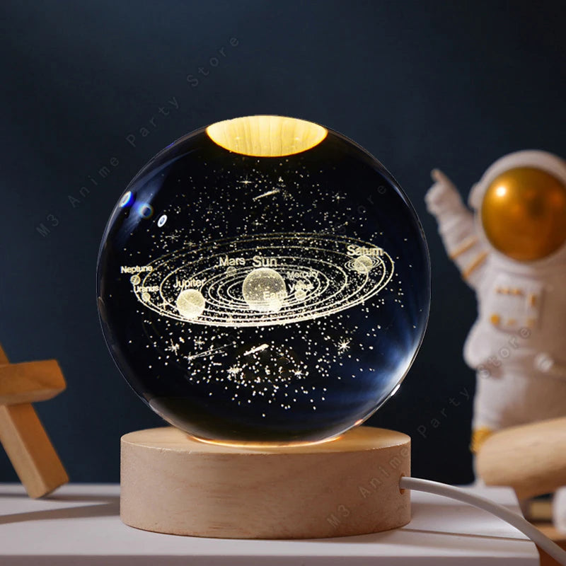 Veilleuse Boule de Cristal 3D Gravée Laser — Planètes, Lune, Galaxie, Base Bois, USB | CLEVI Paris