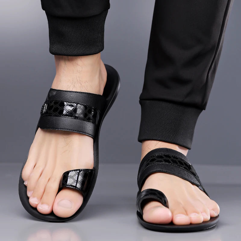 Sandales Homme Été – Plates, Douces, Antidérapantes, Décor Métal Street Style | Blanc ou Noir
