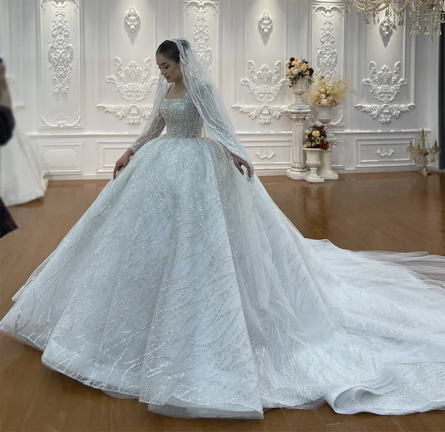 Robe de mariée perlée à col carré – CLEVI Paris