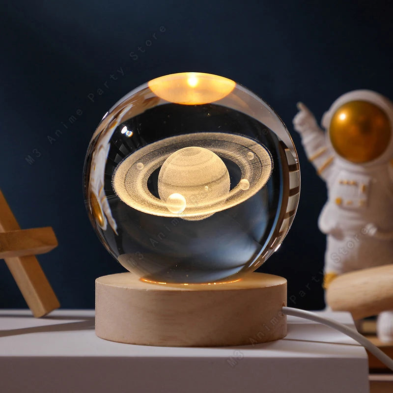 Veilleuse Boule de Cristal 3D Gravée Laser — Planètes, Lune, Galaxie, Base Bois, USB | CLEVI Paris