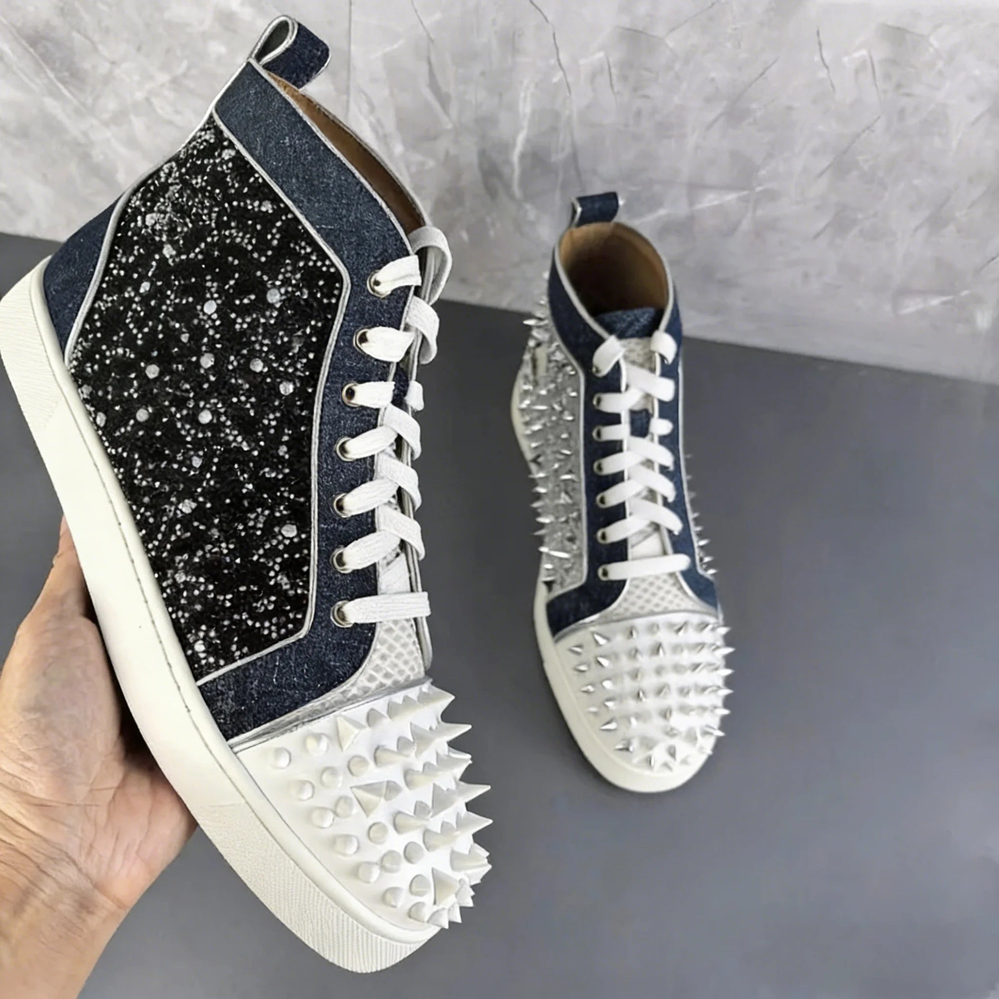 Sneakers Montantes Cuir Color Block Bleu Blanc Spikes Homme – Semelle Rouge, Lacets, Tailles 39-46 – CLEVI Paris