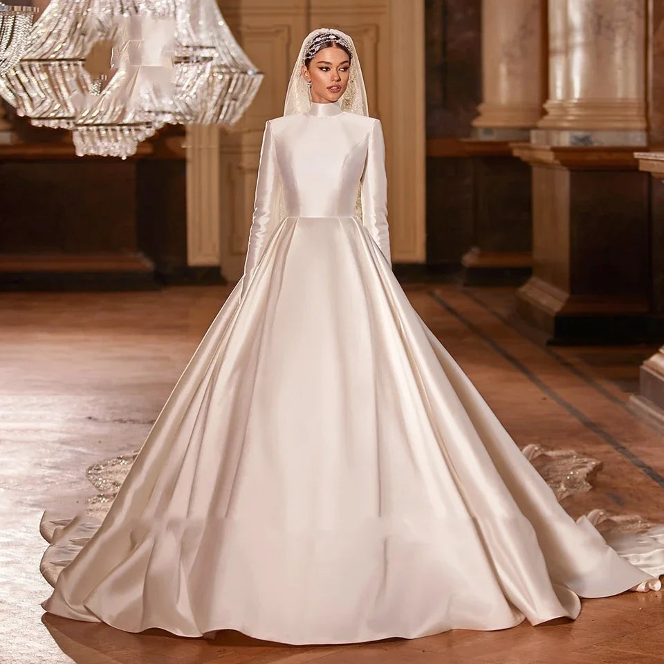 Robe de mariée satinée sur mesure – CLEVI Paris