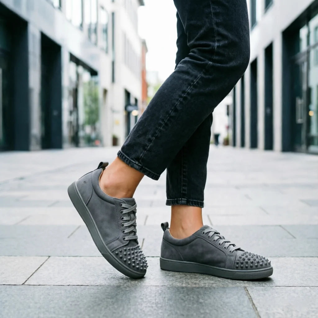 Sneakers Basses Cuir Suède Gris Rivets Homme – Confort, Lacets, Tailles 39-46 – CLEVI Paris
