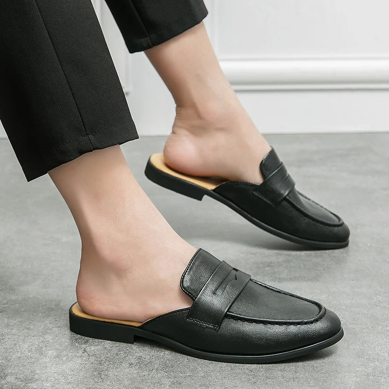 Mules Homme Été – Cuir Fendu, Décor Métal, Slip-On Léger, Doublure Cuir | Noir ou Marron