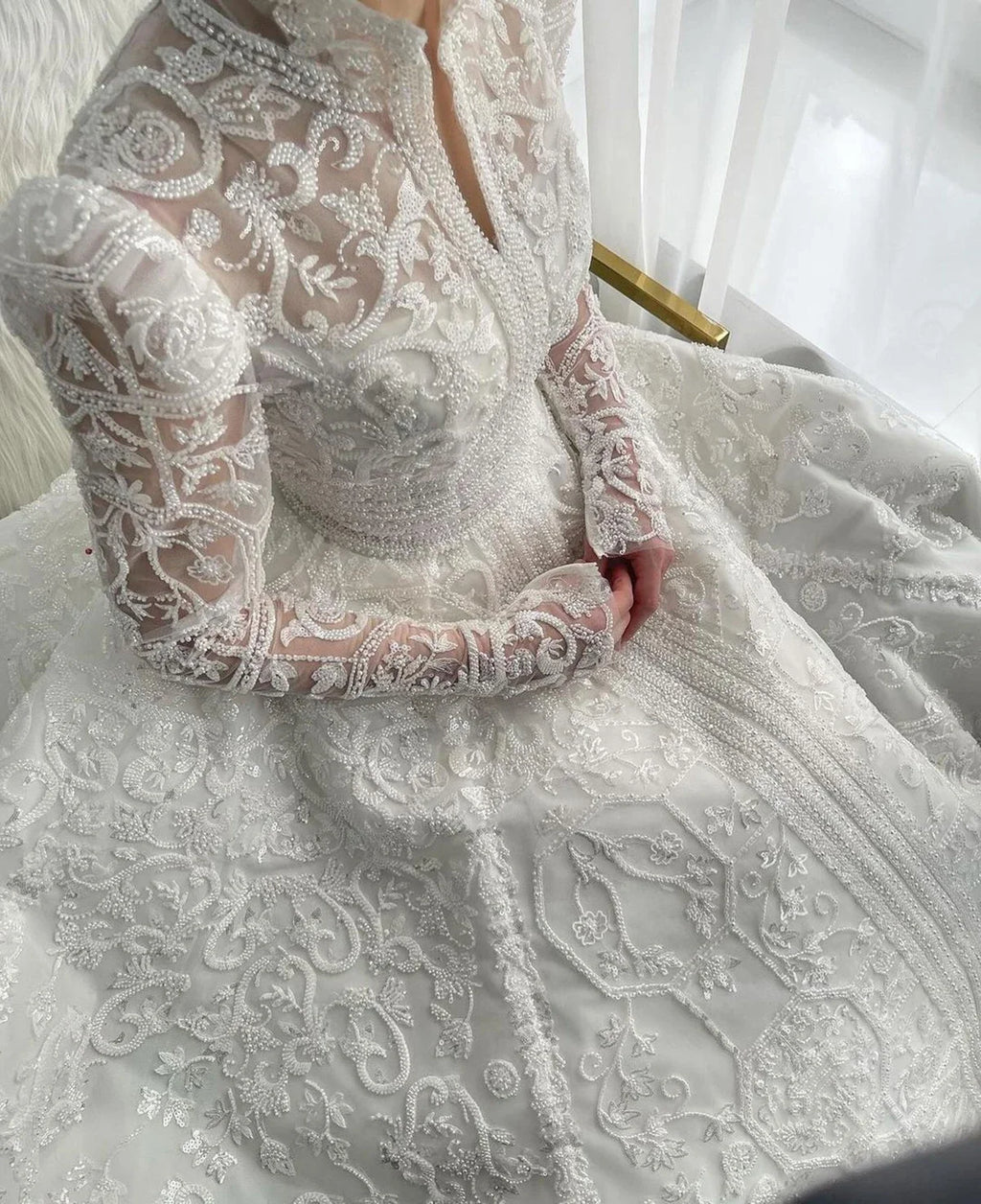 Robe de mariée en dentelle ligne A à col haut – CLEVI Paris